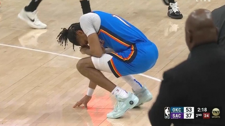  暈乎了！以賽亞-喬和埃利斯爭搶球 被后者坐到臉部貼地&下場檢查