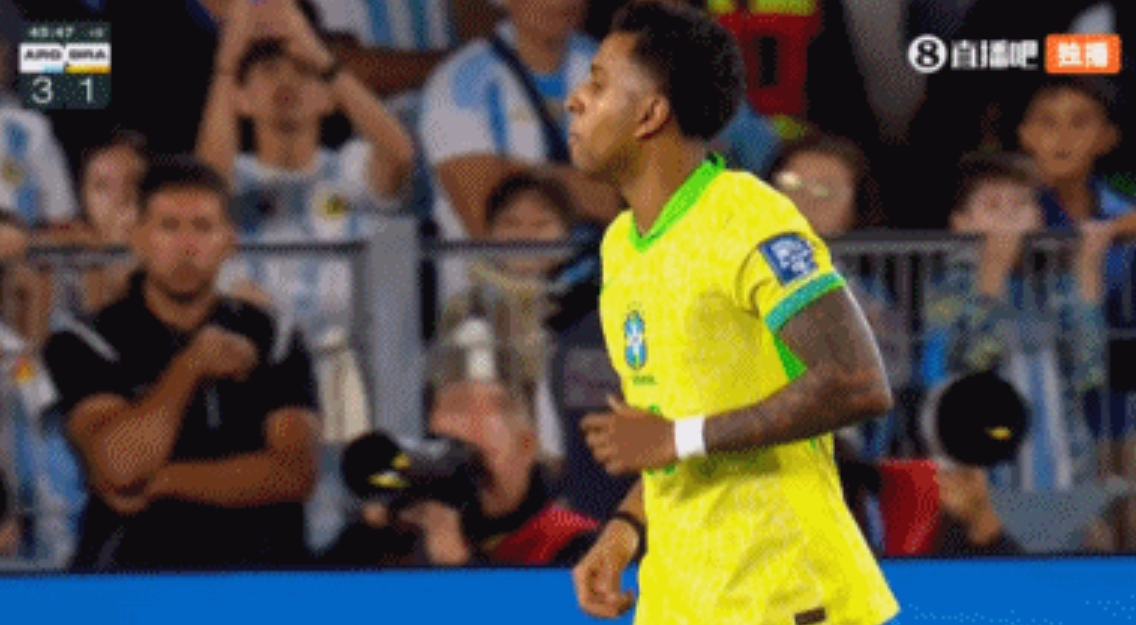  半場被換下！羅德里戈比賽中與帕雷德斯互懟，當前進球荒超半年