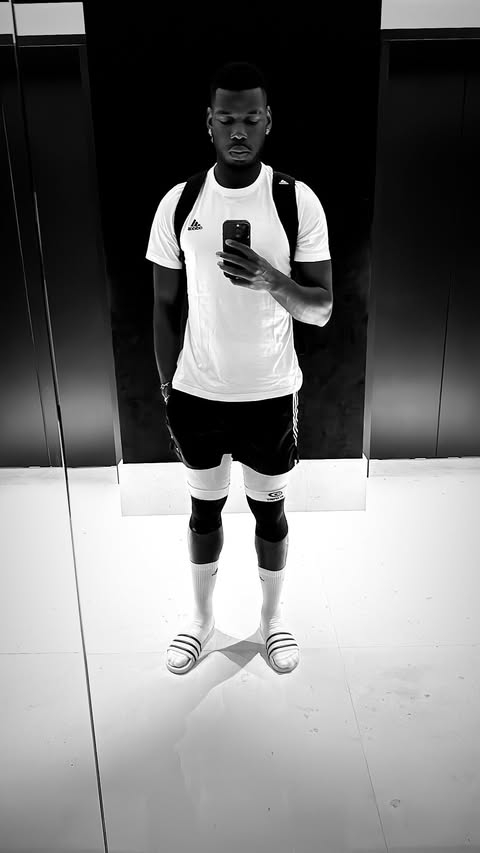  解禁但失業(yè)中！博格巴社媒曬自拍，白T恤小背包+長襪搭涼鞋