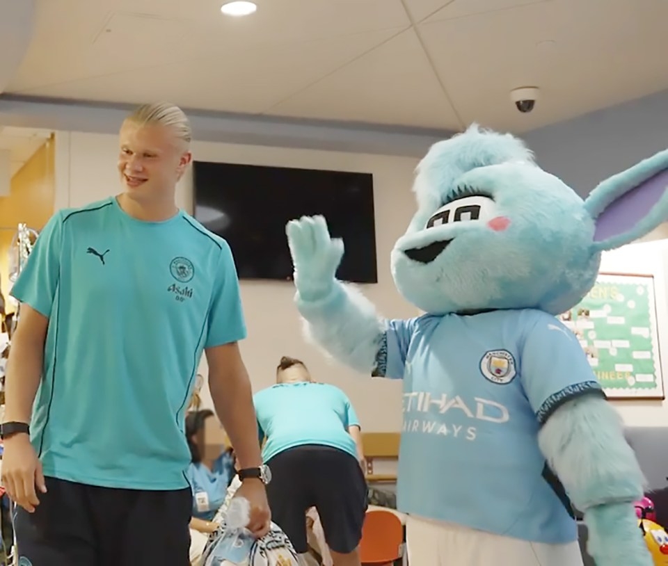  曼城否認哈蘭德?lián)舸蚣槲镱^部致員工受傷，員工指控：想掩蓋事實