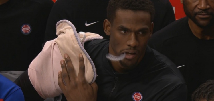  望無大礙！杜倫肩膀疑似出現(xiàn)不適  坐在板凳席上裹著厚厚的繃帶