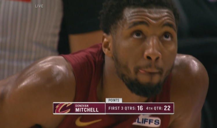  力挽狂瀾！多諾萬-米切爾第四節(jié)7中6已砍22分 前三節(jié)合計16分