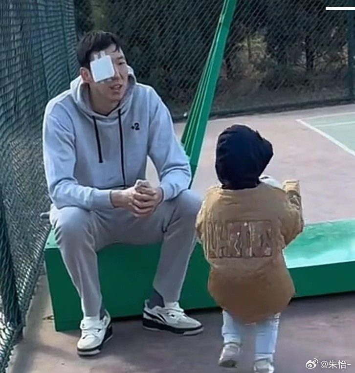  顧家好男人！記者曬出周琦手術(shù)后回歸家庭帶娃照片