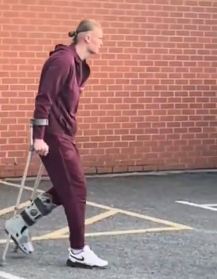  不容樂觀？球迷拍到哈蘭德拄拐+穿保護靴離開球場