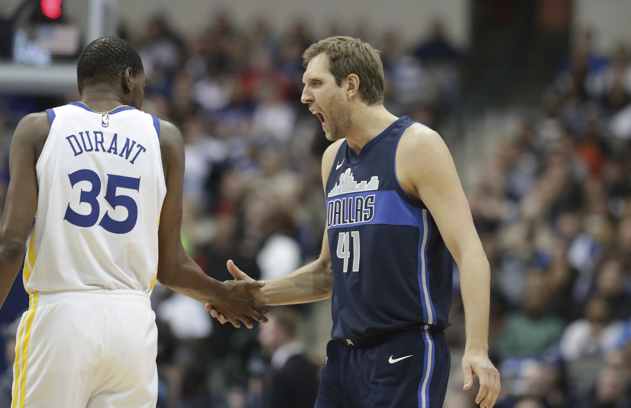 諾維茨基：杜蘭特是史上最純粹的得分手之一 能在任何人頭頂?shù)梅? /></p><p>2月12日訊 名宿諾維茨基近日接受媒體采訪時，談到了杜蘭特，后者職業(yè)生涯總得分即將達(dá)到3萬分。</p><p>“杜蘭特身高7英尺（約2.13米），卻有著得分后衛(wèi)般的打法，本質(zhì)上就是如此。他控球出色，遠(yuǎn)投精準(zhǔn)，中距離也游刃有余。他的突破終結(jié)能力也很強(qiáng)。在我看來，他或許是籃球史上最純粹的得分手之一。他就是這么厲害，手感柔和，身高臂長。即便你覺得自己對他防守到位了，他也能直接拔起，在幾乎任何人頭頂投籃命中。”諾維茨基說道。</p><p>諾維茨基以31560分位列NBA歷史得分榜第六位。</p>            </p>
                        <br/>
                        標(biāo)簽： <a class=