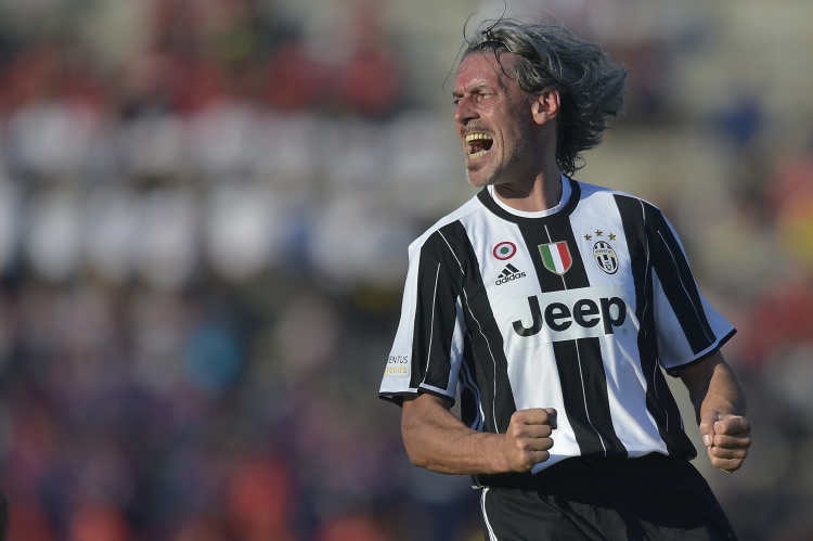  名宿談?dòng)任膯栴}：頻繁變陣、球員角色不固定、單場比賽狀態(tài)起伏大