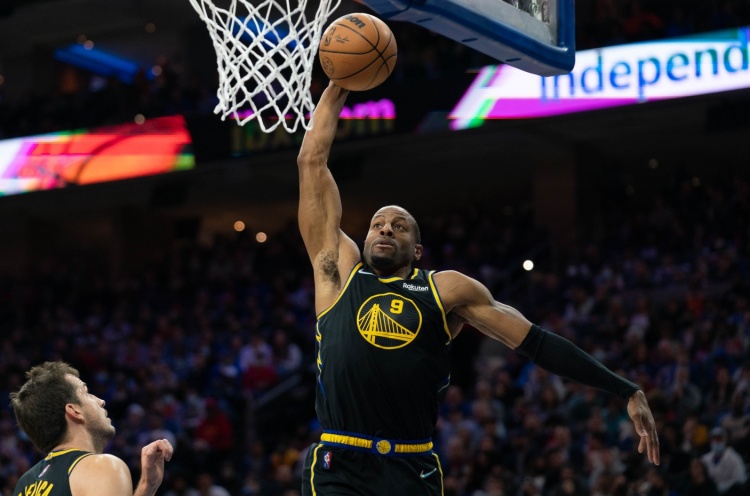  庫里：伊戈達(dá)拉設(shè)立了標(biāo)準(zhǔn) 他的傳奇比總冠軍旗幟和戒指更重要