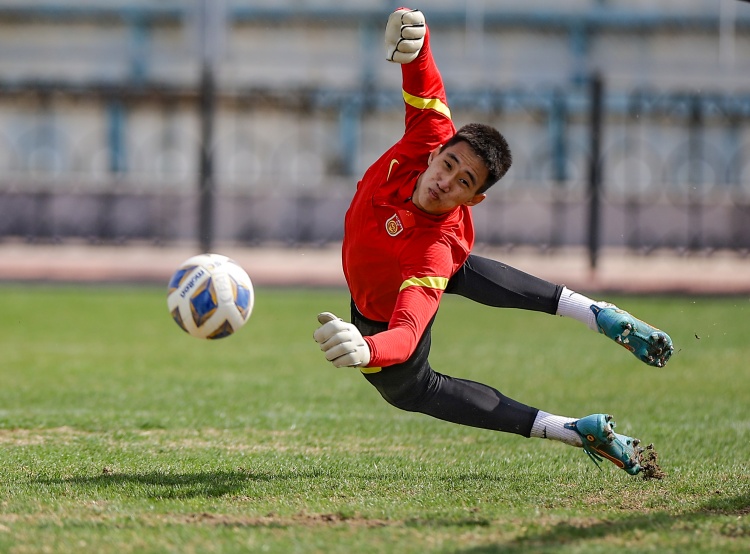  替補(bǔ)出戰(zhàn)完成多次撲救！媒體人：于金永很穩(wěn)，未來(lái)可以多用用