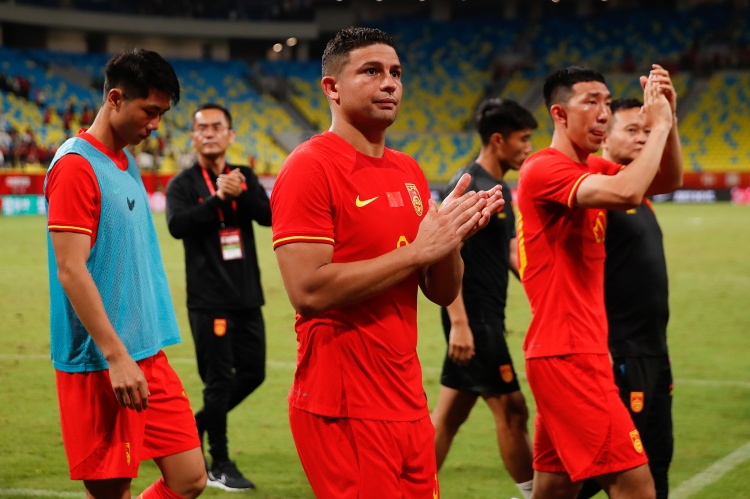  足球報(bào)：第一代非血緣歸化國腳退出歷史舞臺，代價(jià)巨大收效甚微