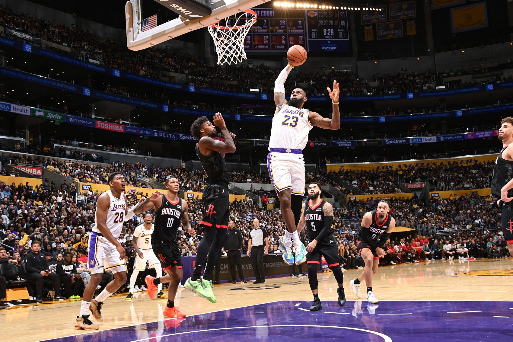  火湖大戰(zhàn)！ESPN預測明天勝率：湖人51.1%略占優(yōu)勢 火箭48.9%