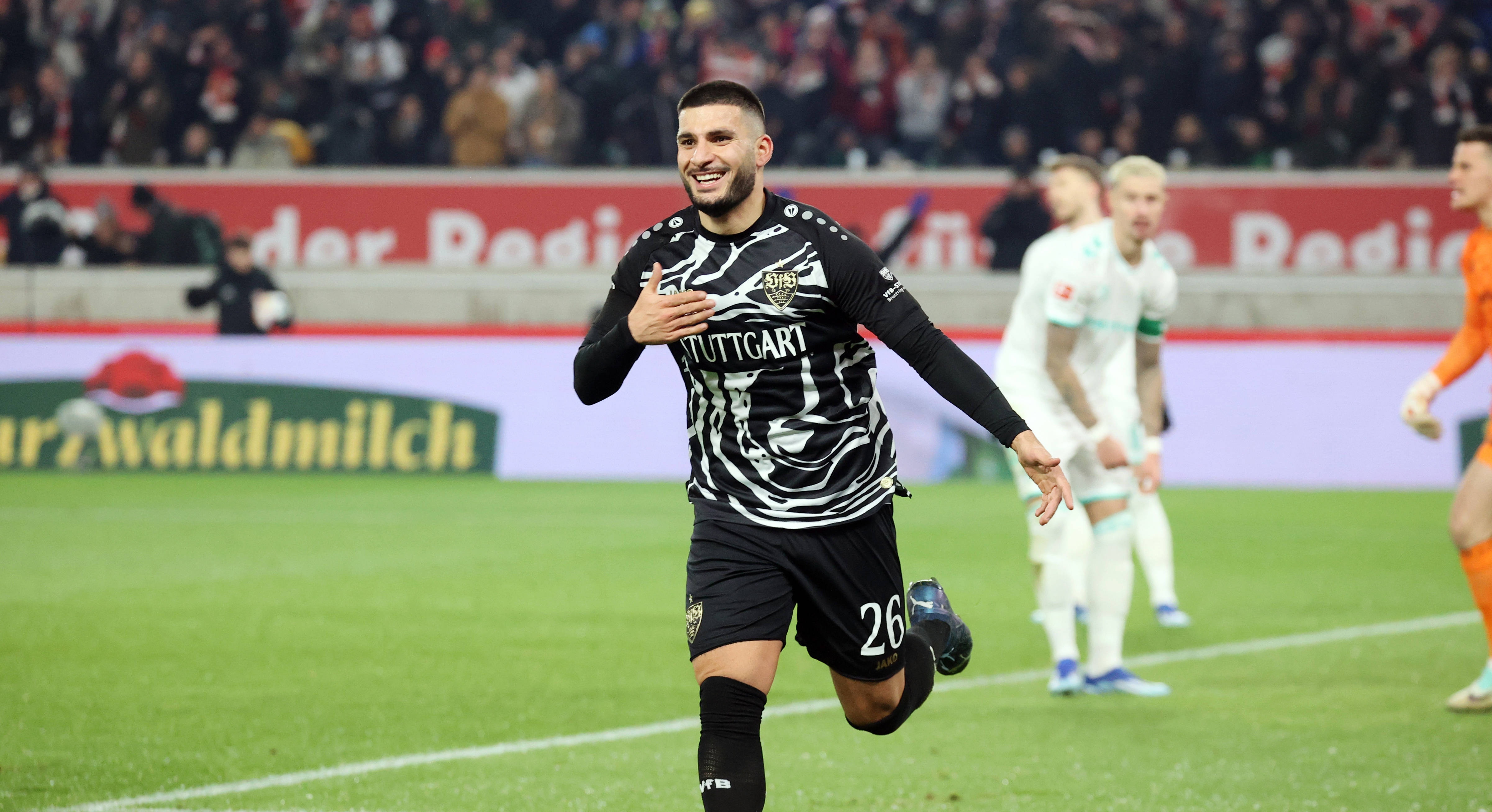  圖片報(bào)：翁達(dá)夫開(kāi)定制庫(kù)里南去訓(xùn)練，內(nèi)有香檳冷卻器和雞尾酒桌