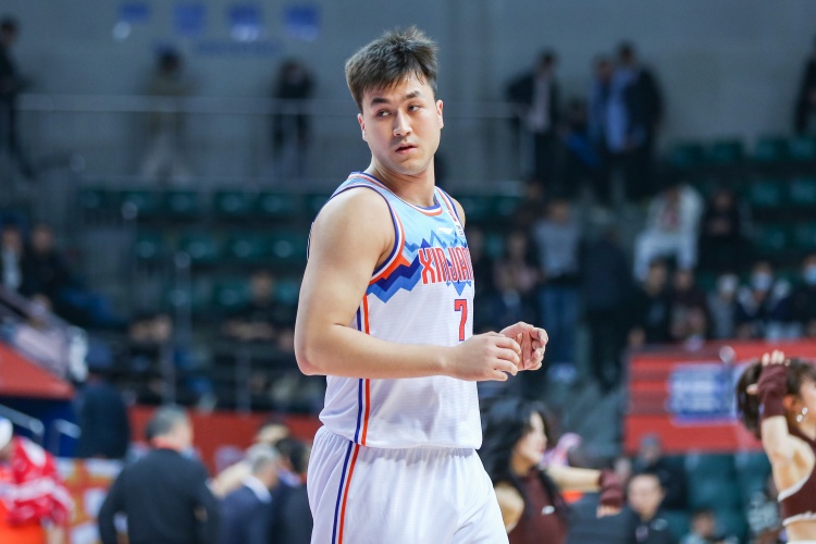  防到5犯被提前罰下！艾孜麥提全場(chǎng)9中3 貢獻(xiàn)9分1板1斷