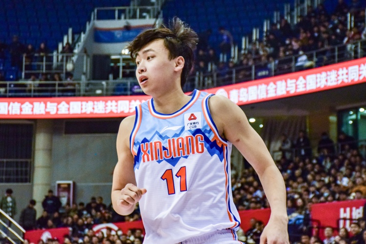  還得加油練！齊麟13中7&三分8中4砍全隊(duì)最高19分 另有3板2斷1帽