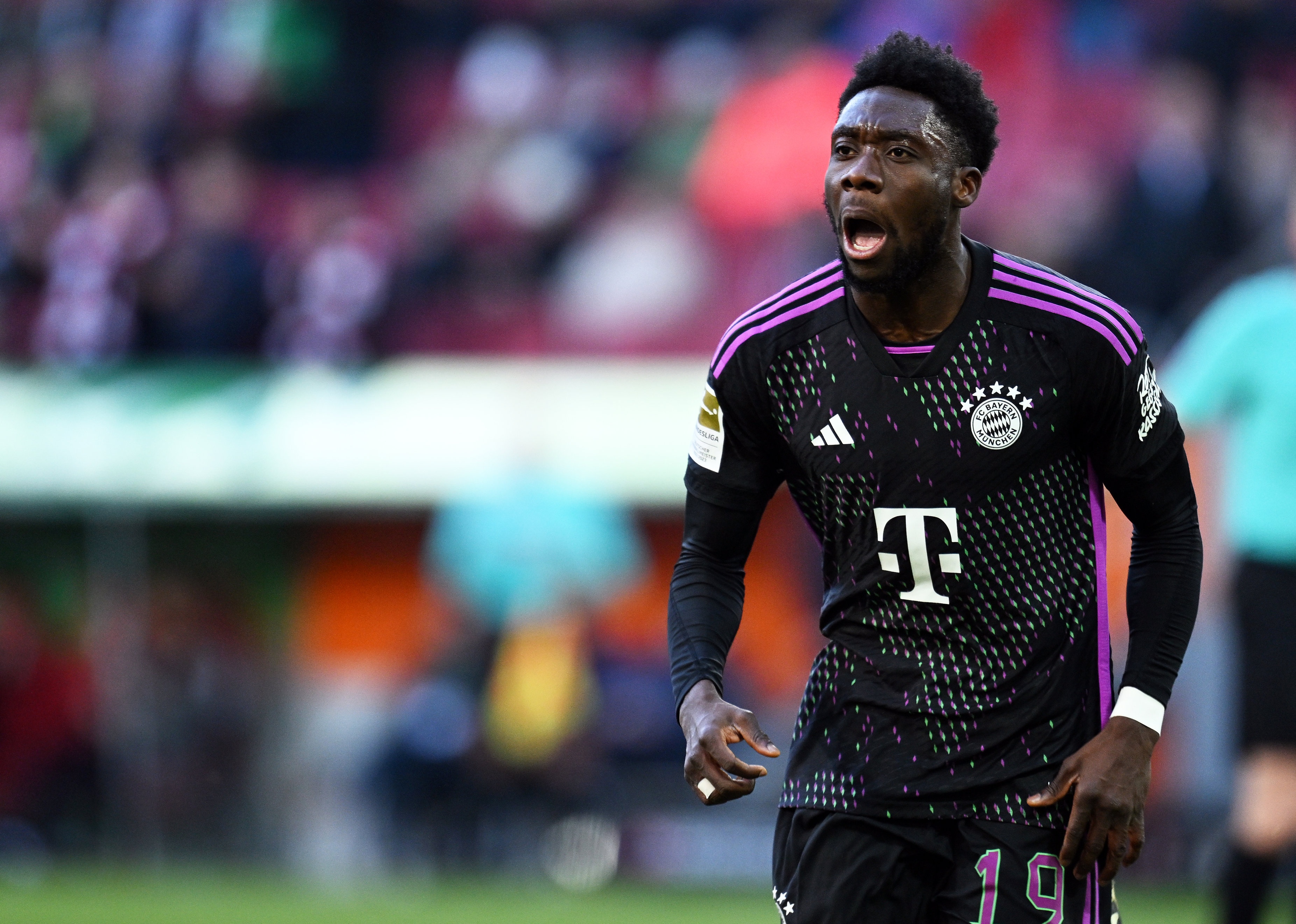  歐冠淘汰賽補(bǔ)時(shí)階段破門，戴維斯是中北美及加勒比海地區(qū)首人