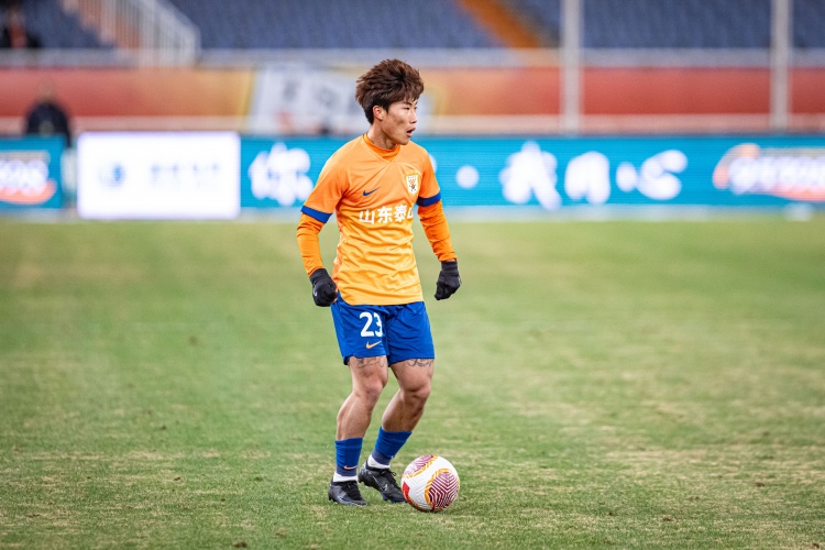  記者：泰山隊(duì)賽前，崔康熙和謝文能出席發(fā)布會(huì)