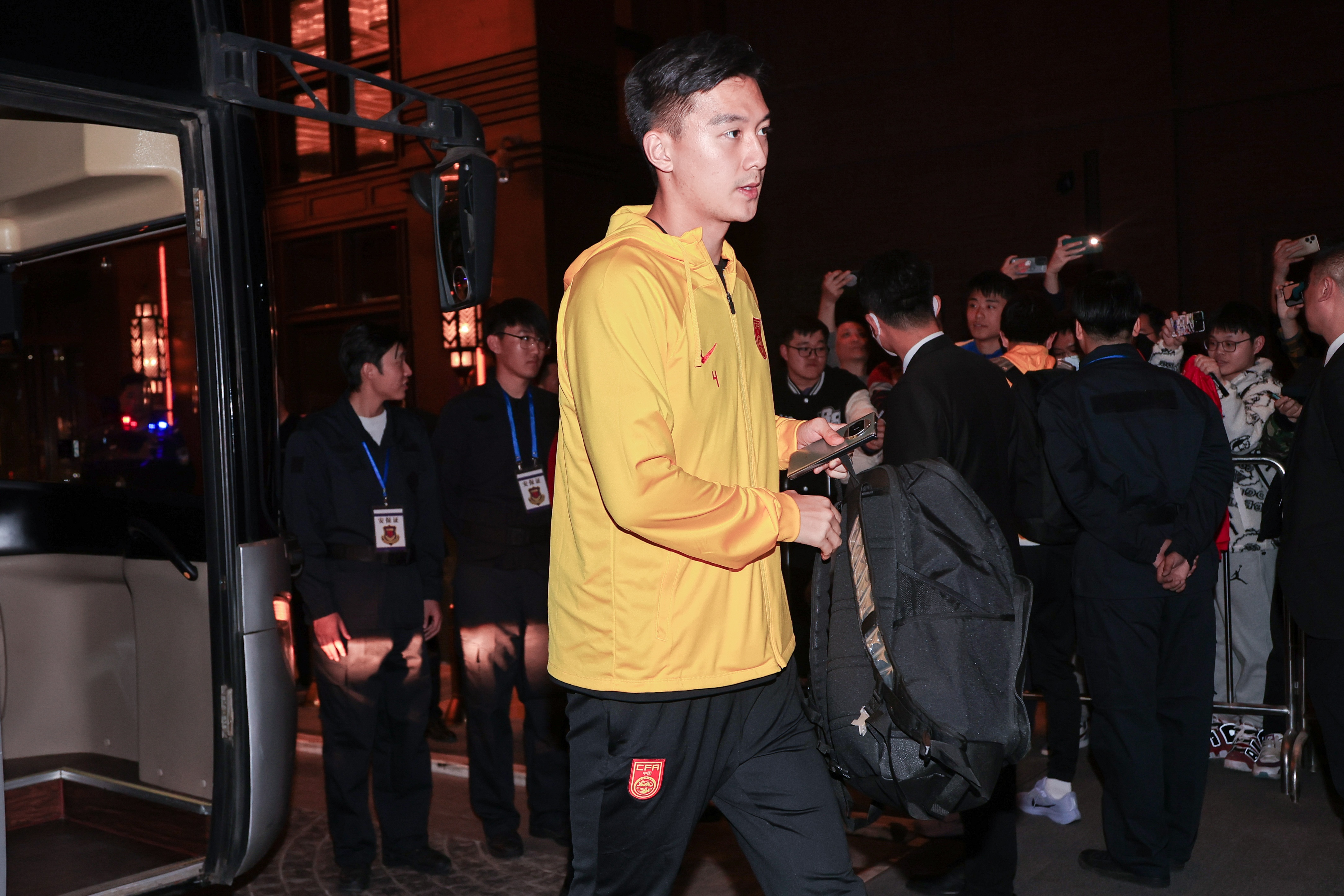  津媒：李源一表現(xiàn)達(dá)標(biāo)后伊萬(wàn)火速招入，蔣圣龍讓國(guó)足教練組舒緩