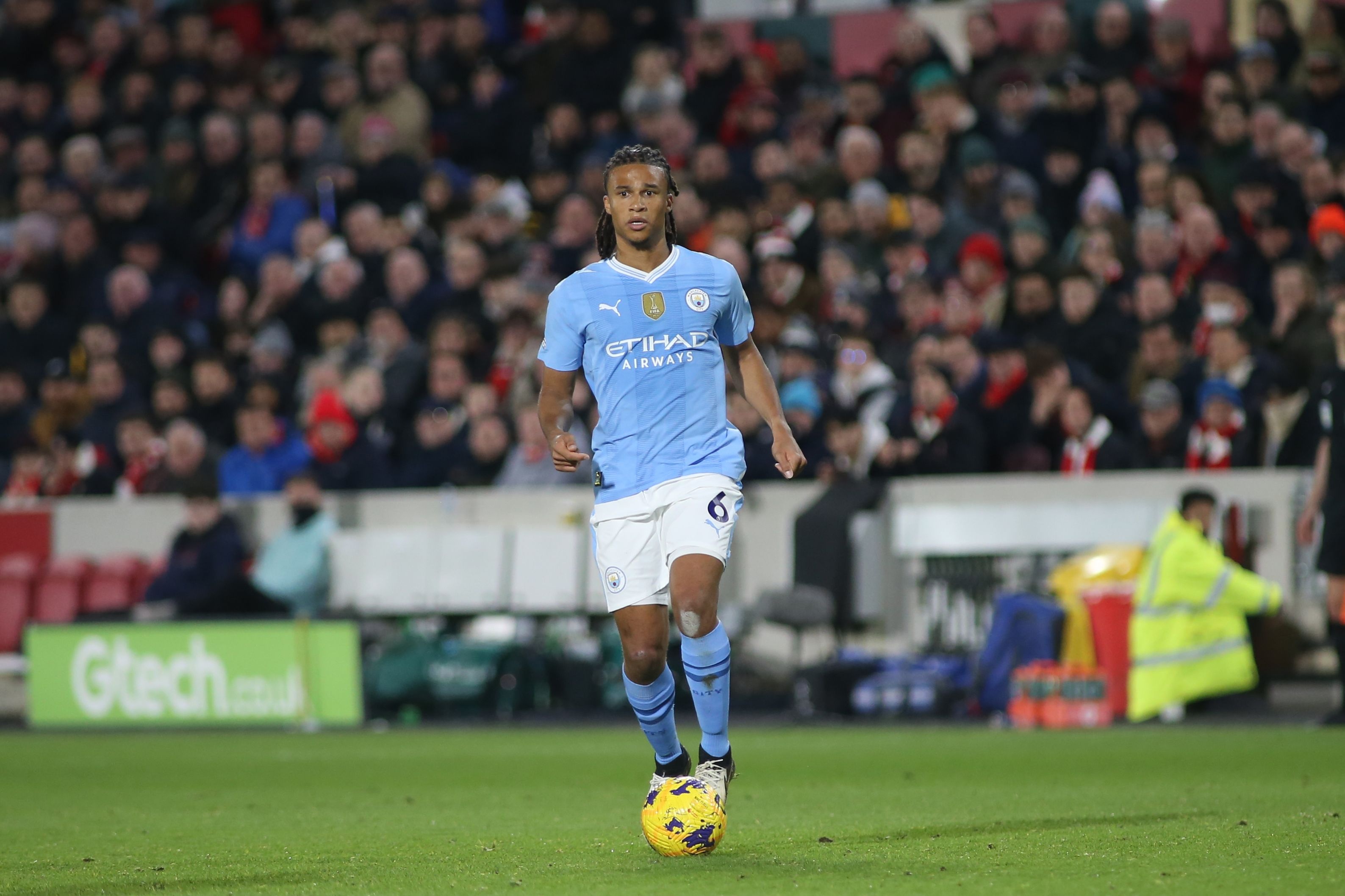  曼晚：阿克和魯本-迪亞斯隨隊抵達(dá)了球場，但未入選比賽大名單