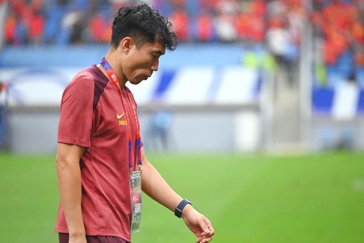  滬媒：單后腰讓國足防守承受更大壓力，若鄭智沒退役或能勝任