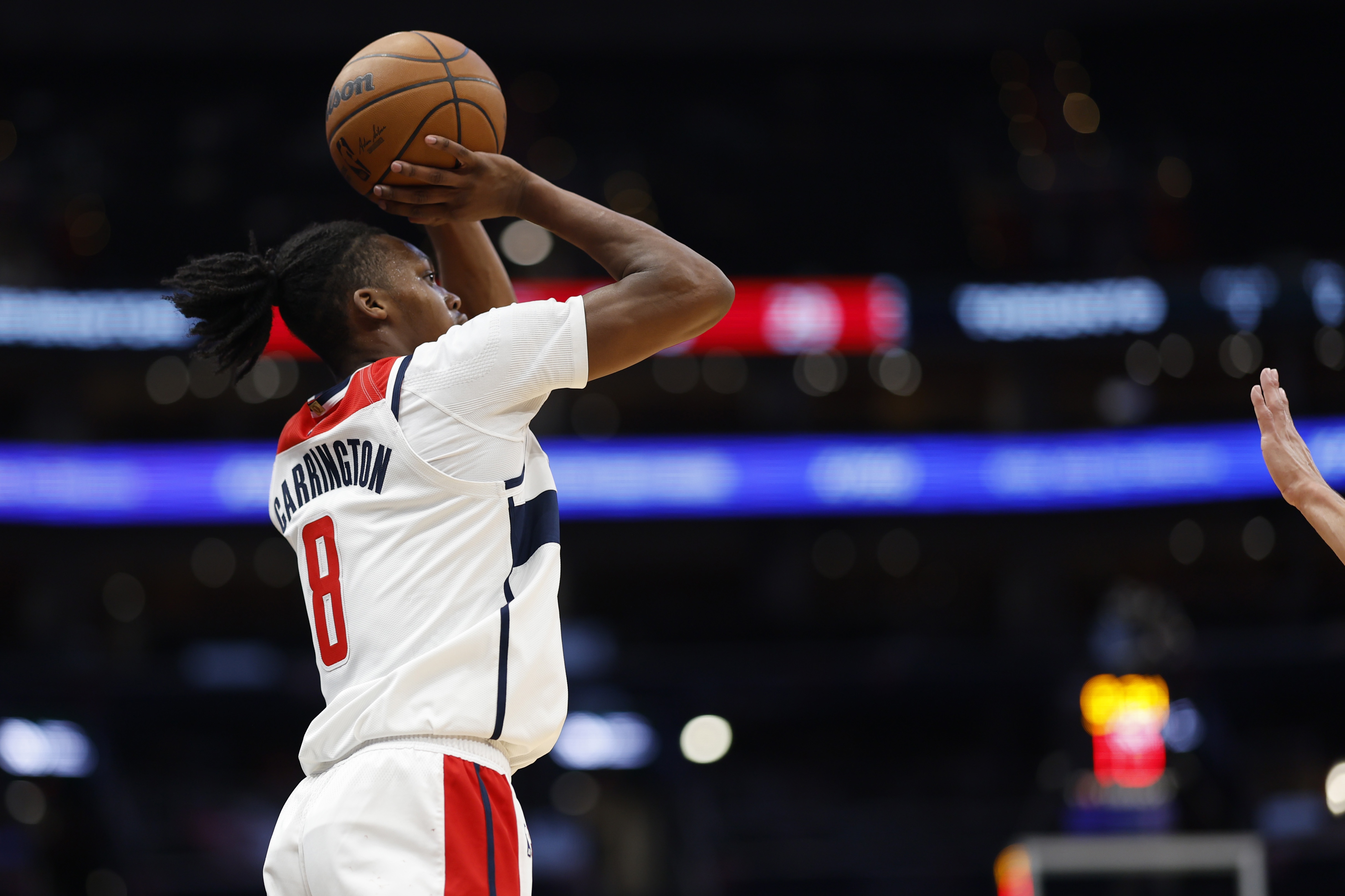  卡林頓本賽季已進(jìn)113記三分 創(chuàng)造奇才隊史新秀單賽季三分命中紀(jì)錄