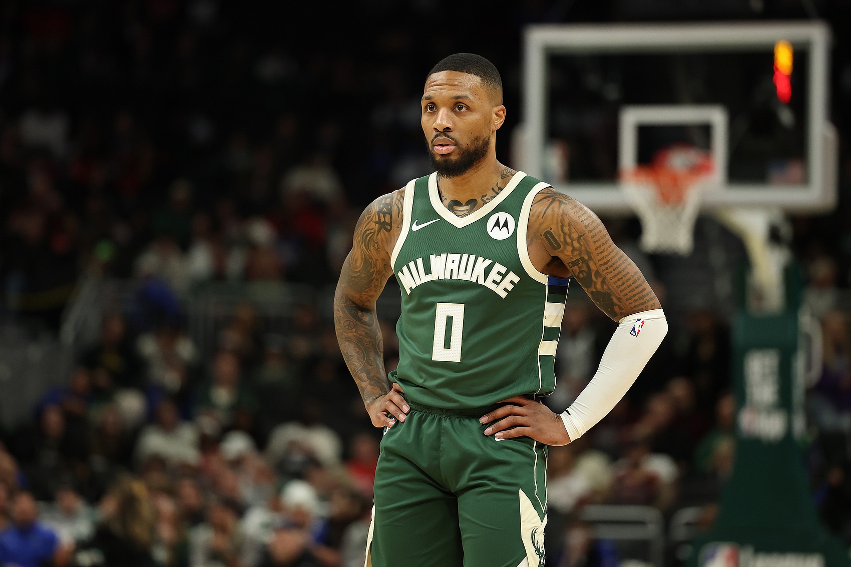  第三節(jié)當(dāng)綠葉！利拉德第三節(jié)拿8分2助&看字母攻 三節(jié)已轟下34分！