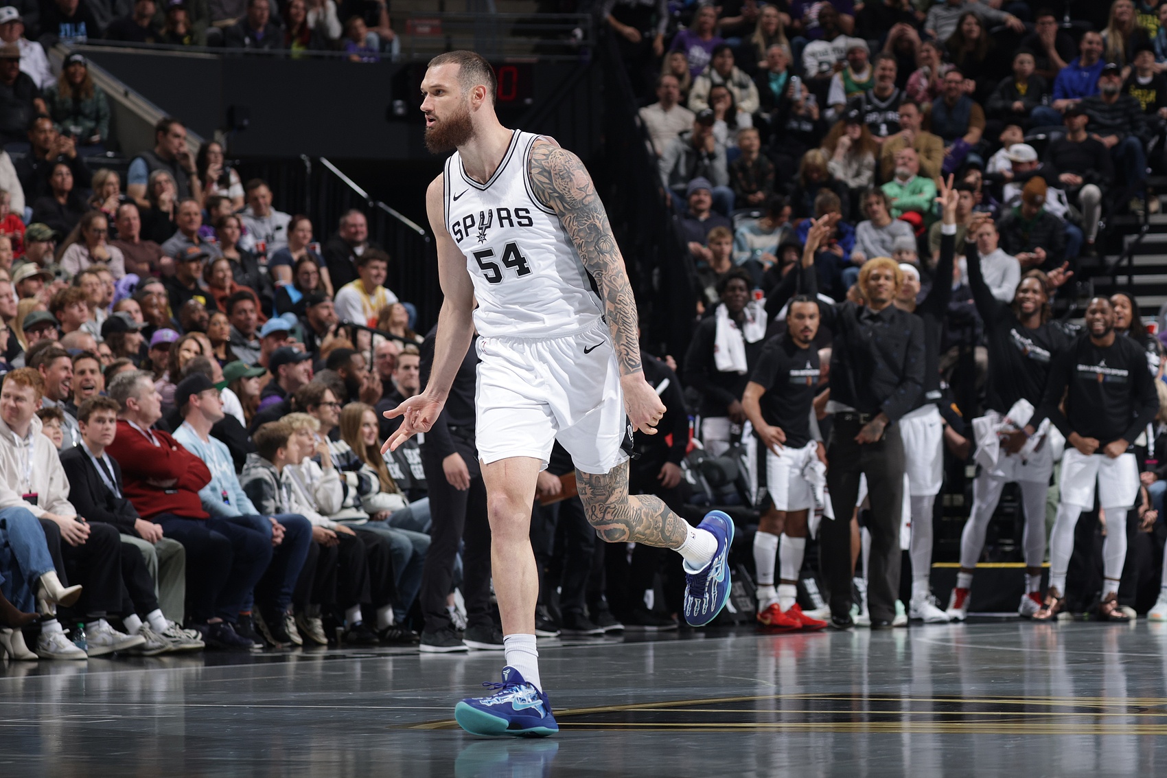  替補奇兵！馬穆凱拉什維利半場6中5&三分3中3得13分&搶3個前場板