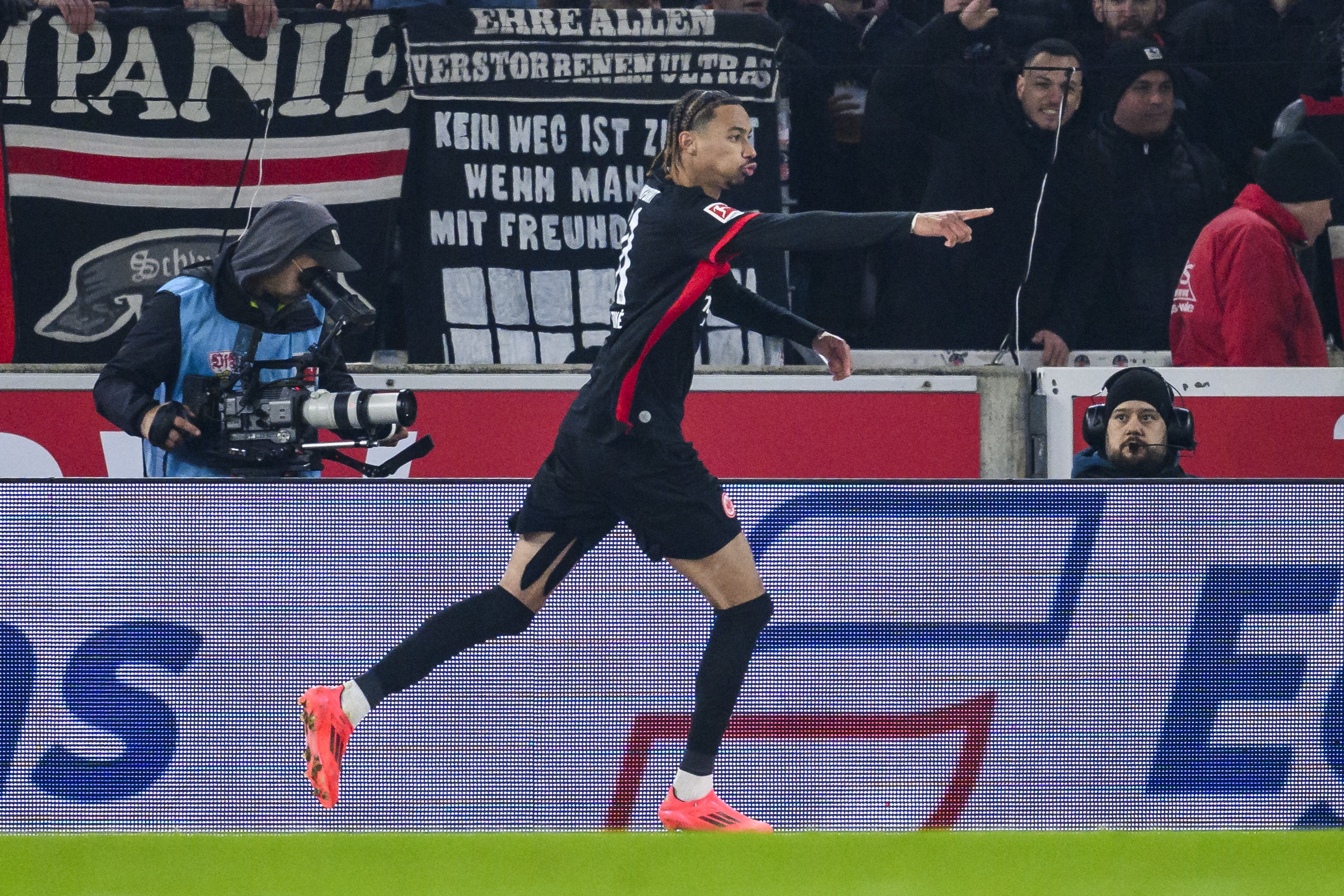  記者：曼聯(lián)正認(rèn)真考慮簽?；倏?，法蘭克福要價8000萬歐