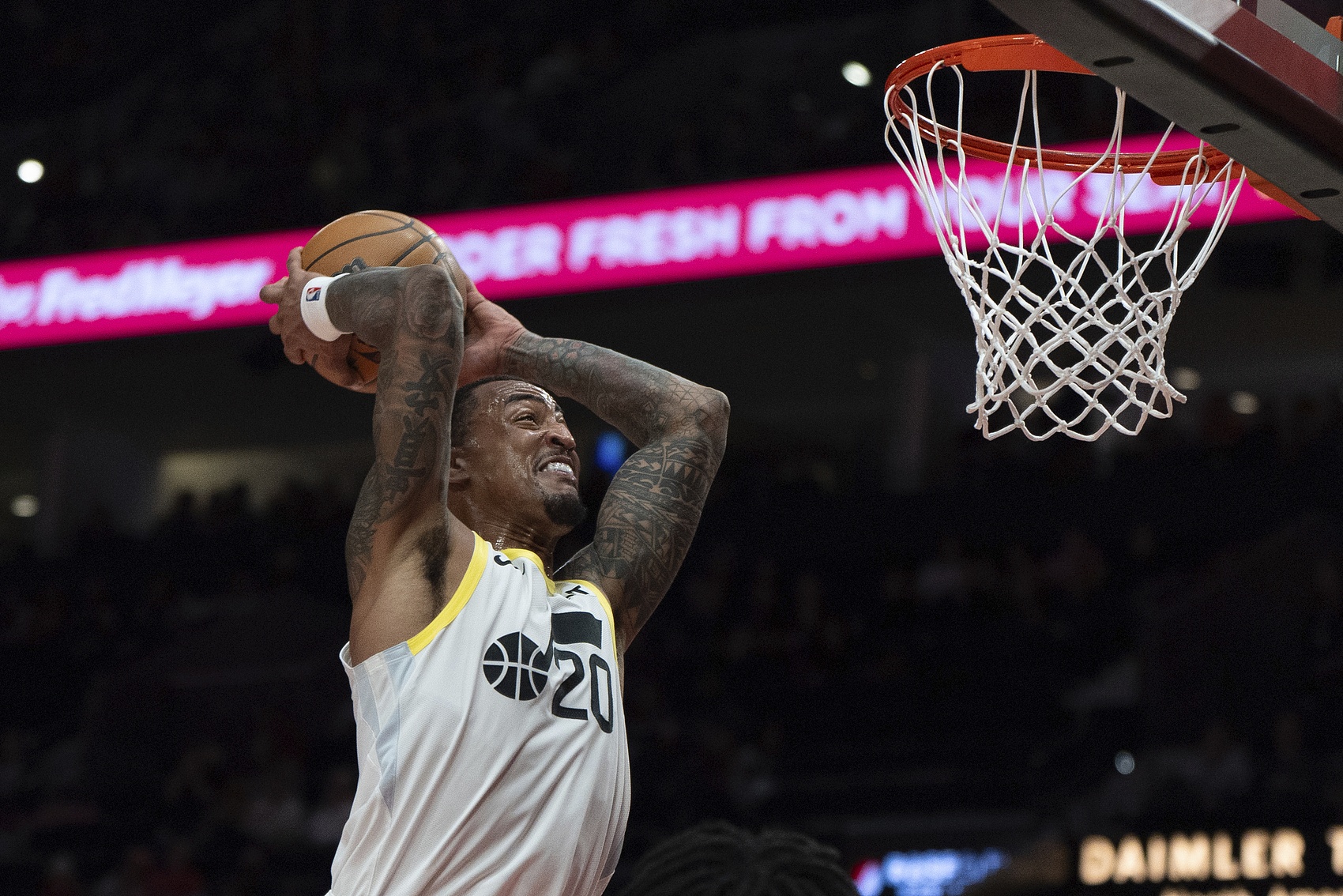  狀態(tài)火熱！約翰-科林斯上半場12中8攻下18分6板