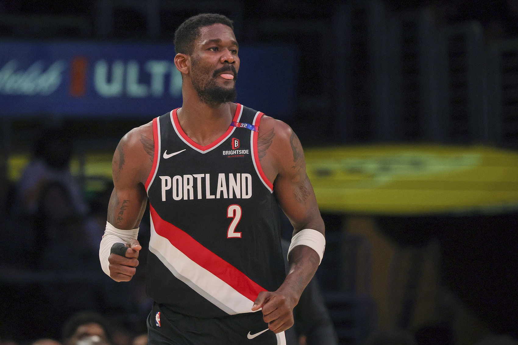  希望沒事??！艾頓9中5拿10分1帽&0籃板 小腿受傷離場