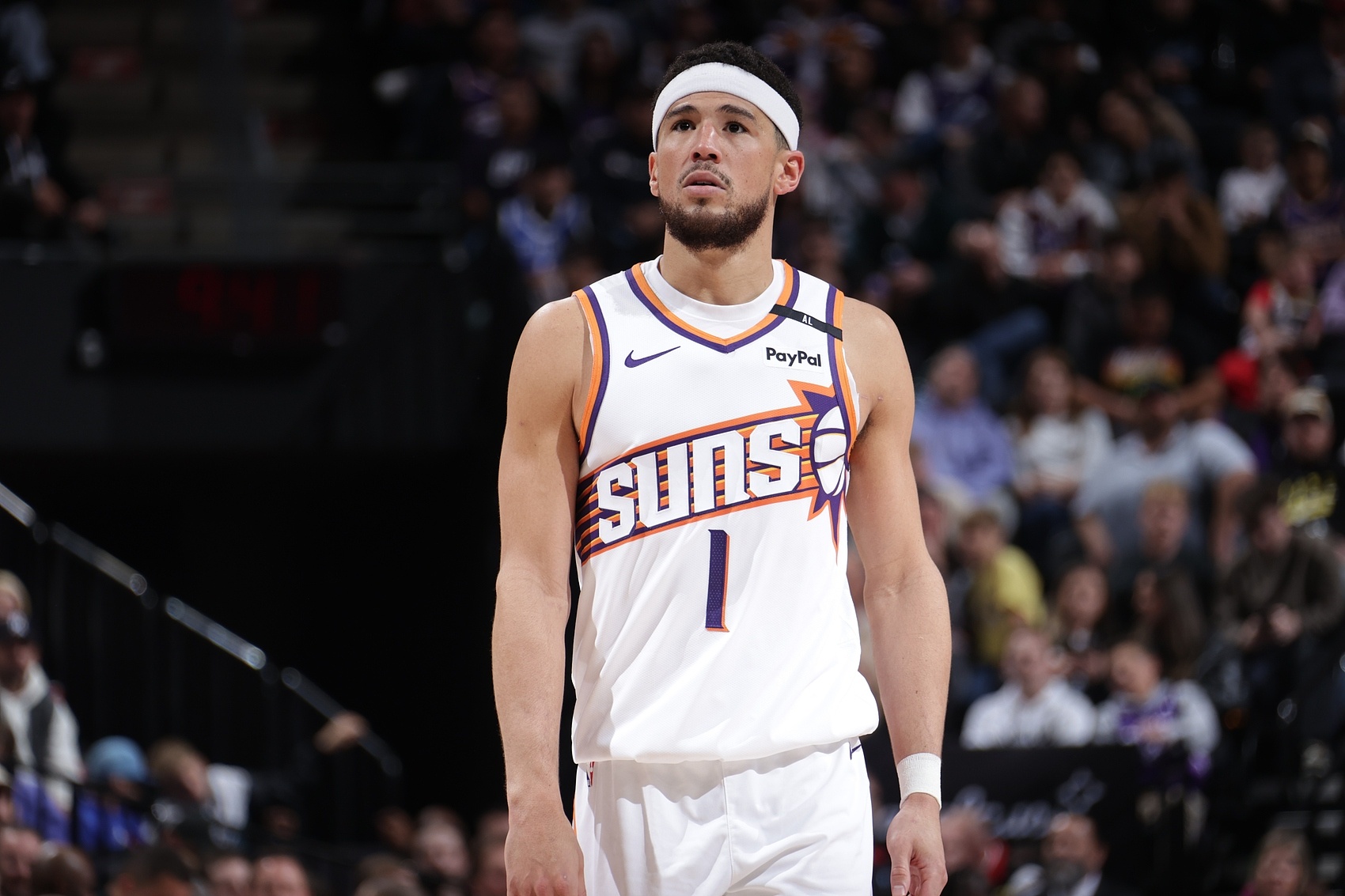  狀態(tài)火熱！布克半場9投6中得到12分4助攻