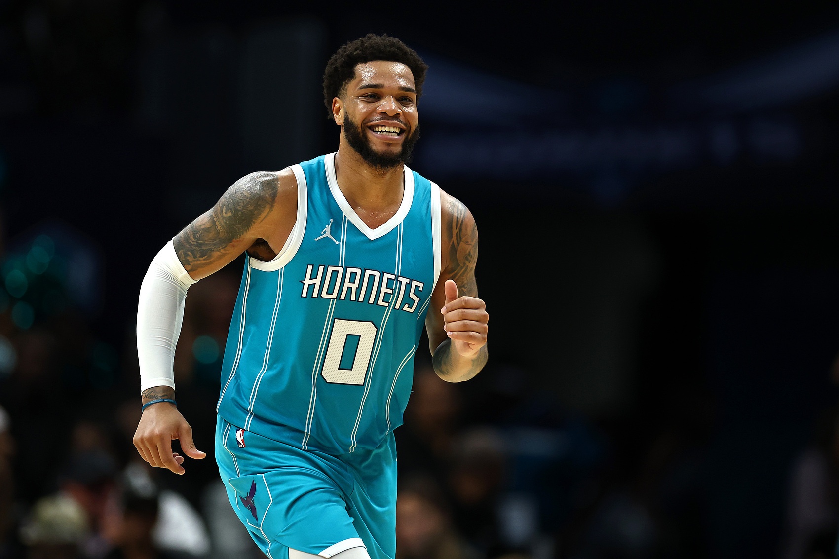  三分準(zhǔn)絕殺！邁爾斯-布里奇斯18中10拿到25分7板 正負(fù)值+7