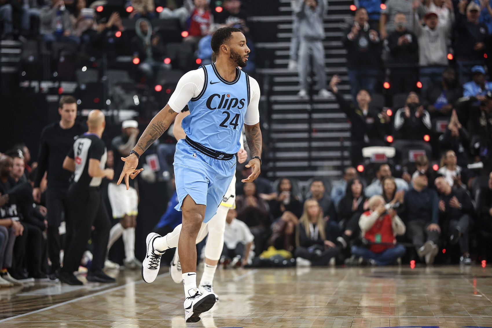  掌舵人！諾曼-鮑威爾26中13&5記三分爆砍41分 加時(shí)獨(dú)得9分