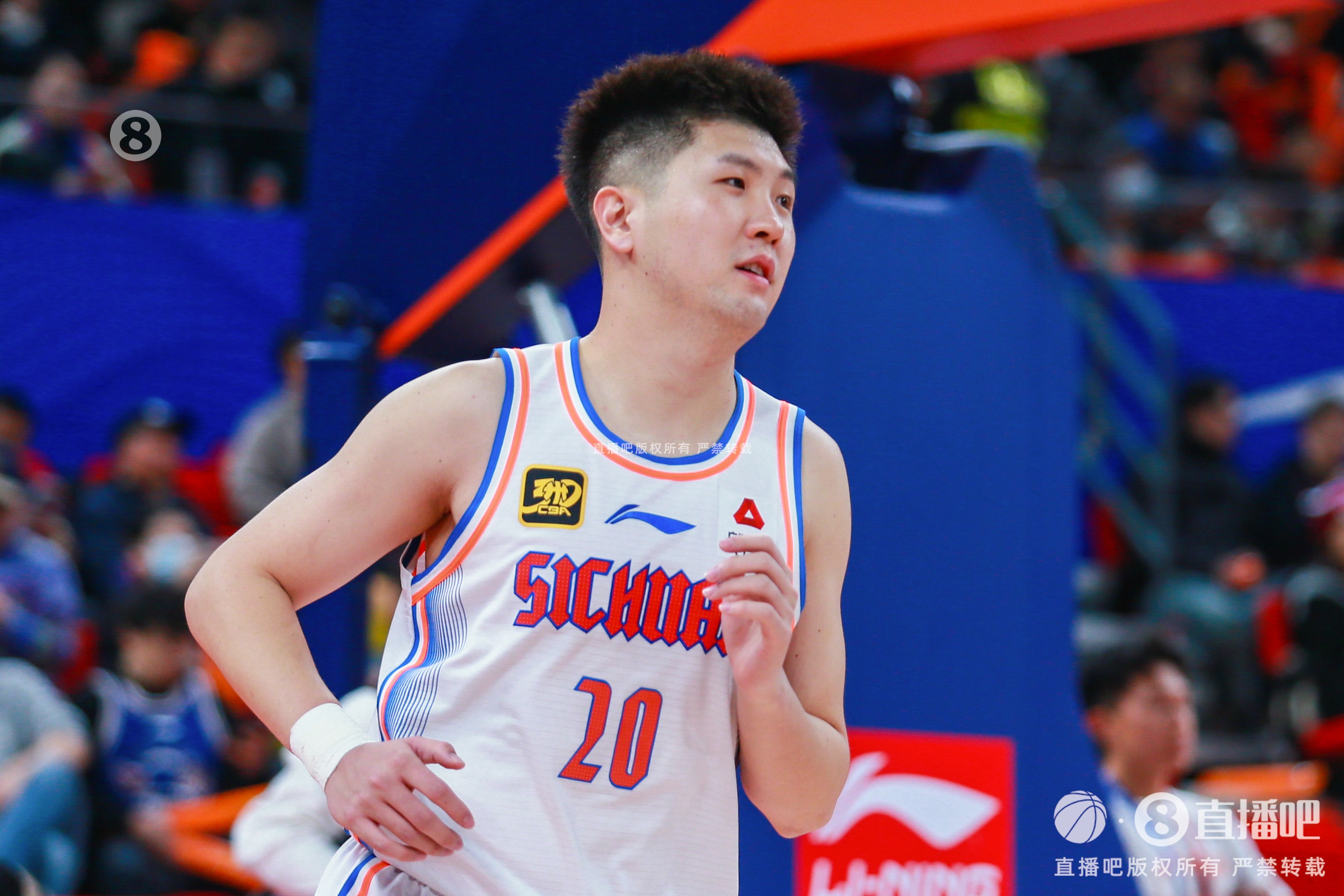  板凳匪徒！王薪凱上半場6投4中&三分5中3攻下11分