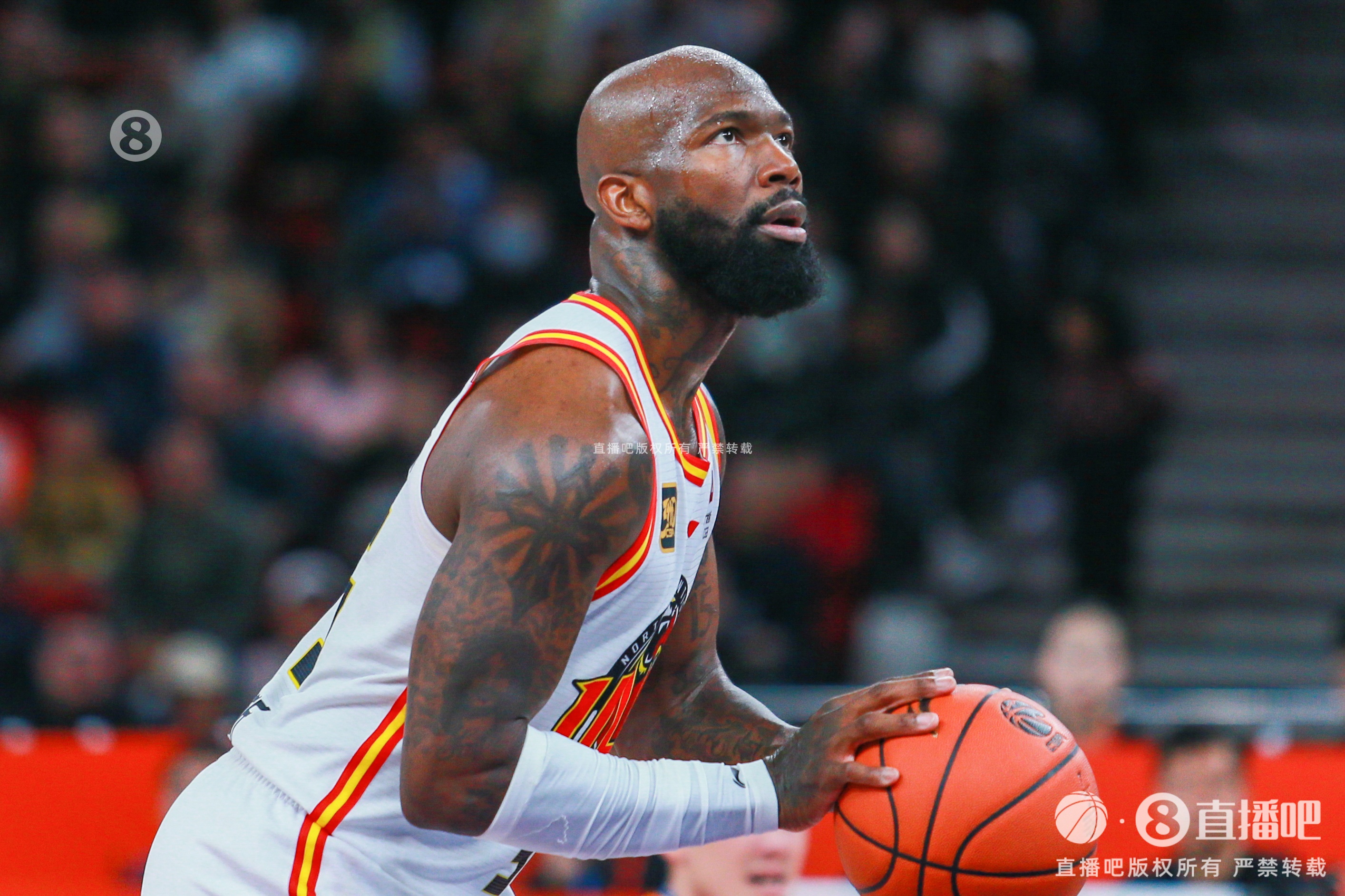  效率不高！多米尼克-瓊斯半場13中4拿到13分3板8助2斷