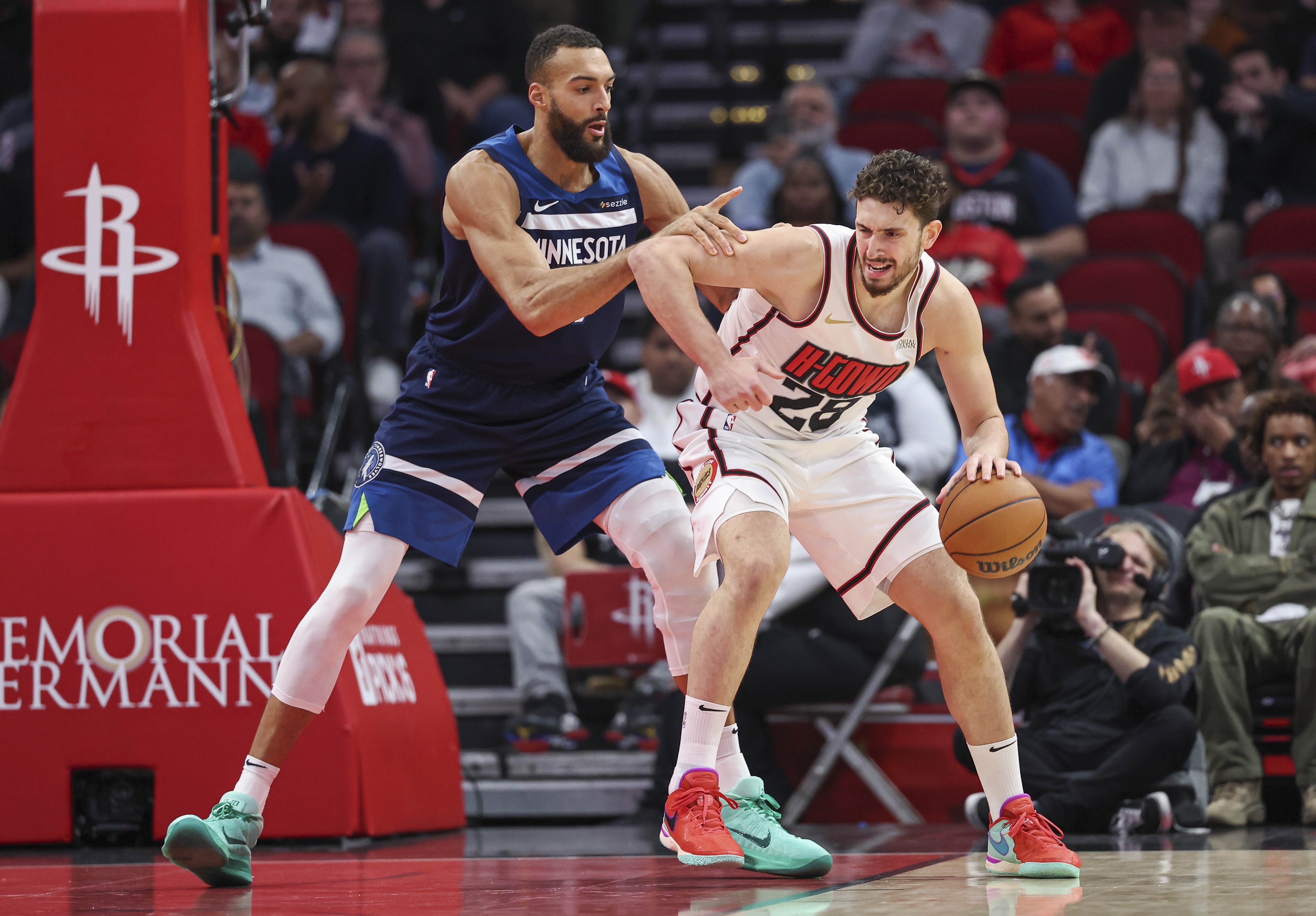  申京對(duì)決戈貝爾！芬奇：過(guò)去幾年這組對(duì)位誰(shuí)占上風(fēng)誰(shuí)贏球