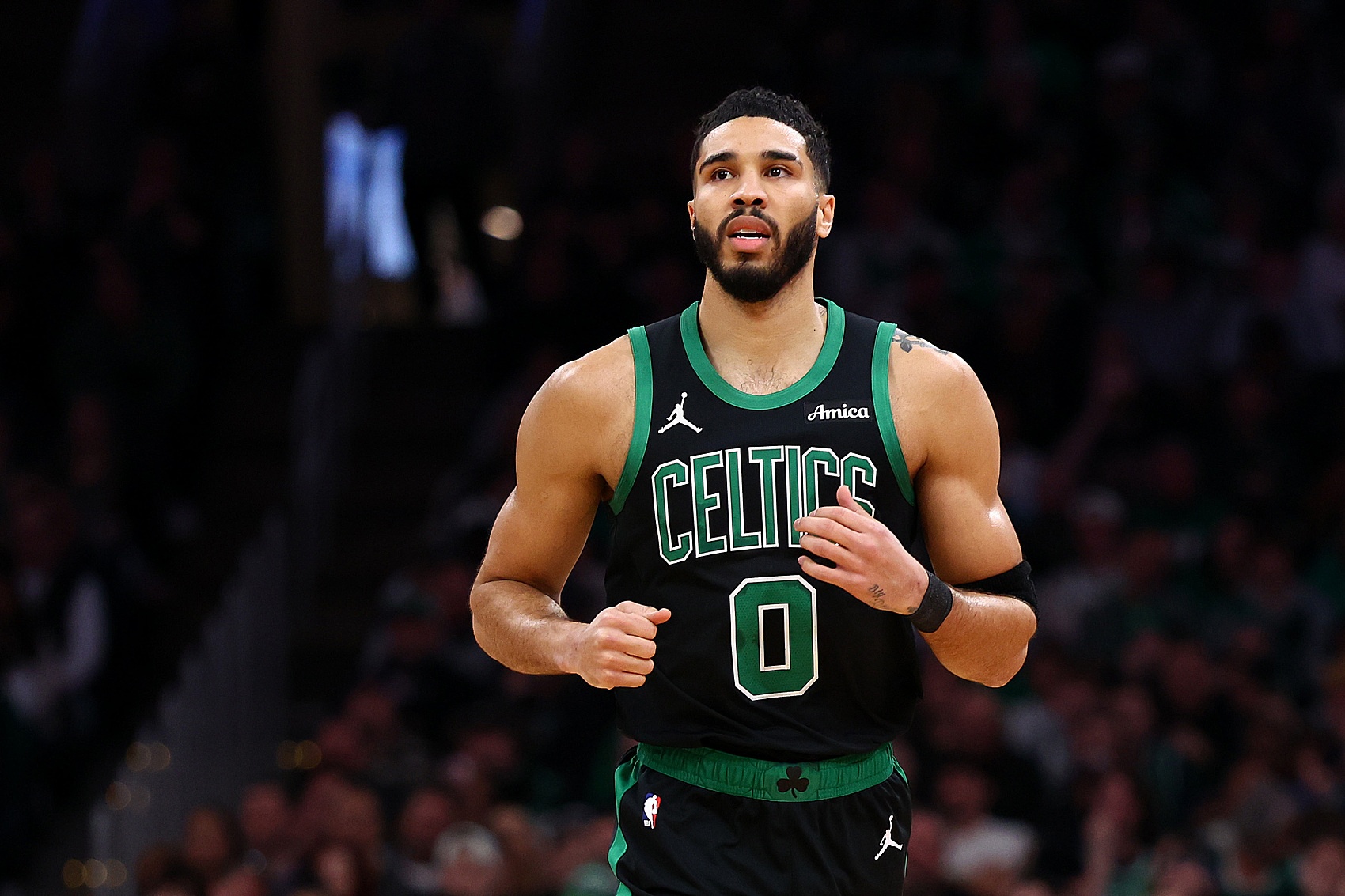  得籃板者得天下！凱爾特人本場(chǎng)搶下56個(gè)籃板 馬刺僅38個(gè)