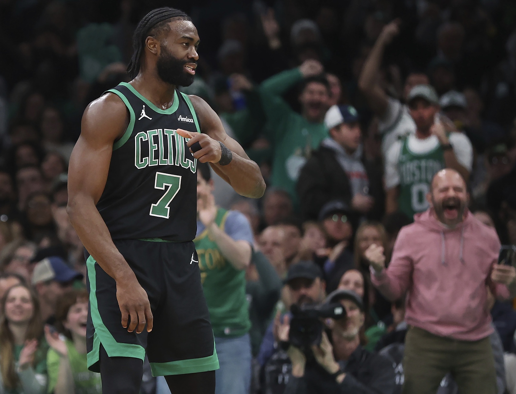  攻強(qiáng)守弱！杰倫-布朗全場(chǎng)出戰(zhàn)33分鐘 16中9貢獻(xiàn)25分5板2助