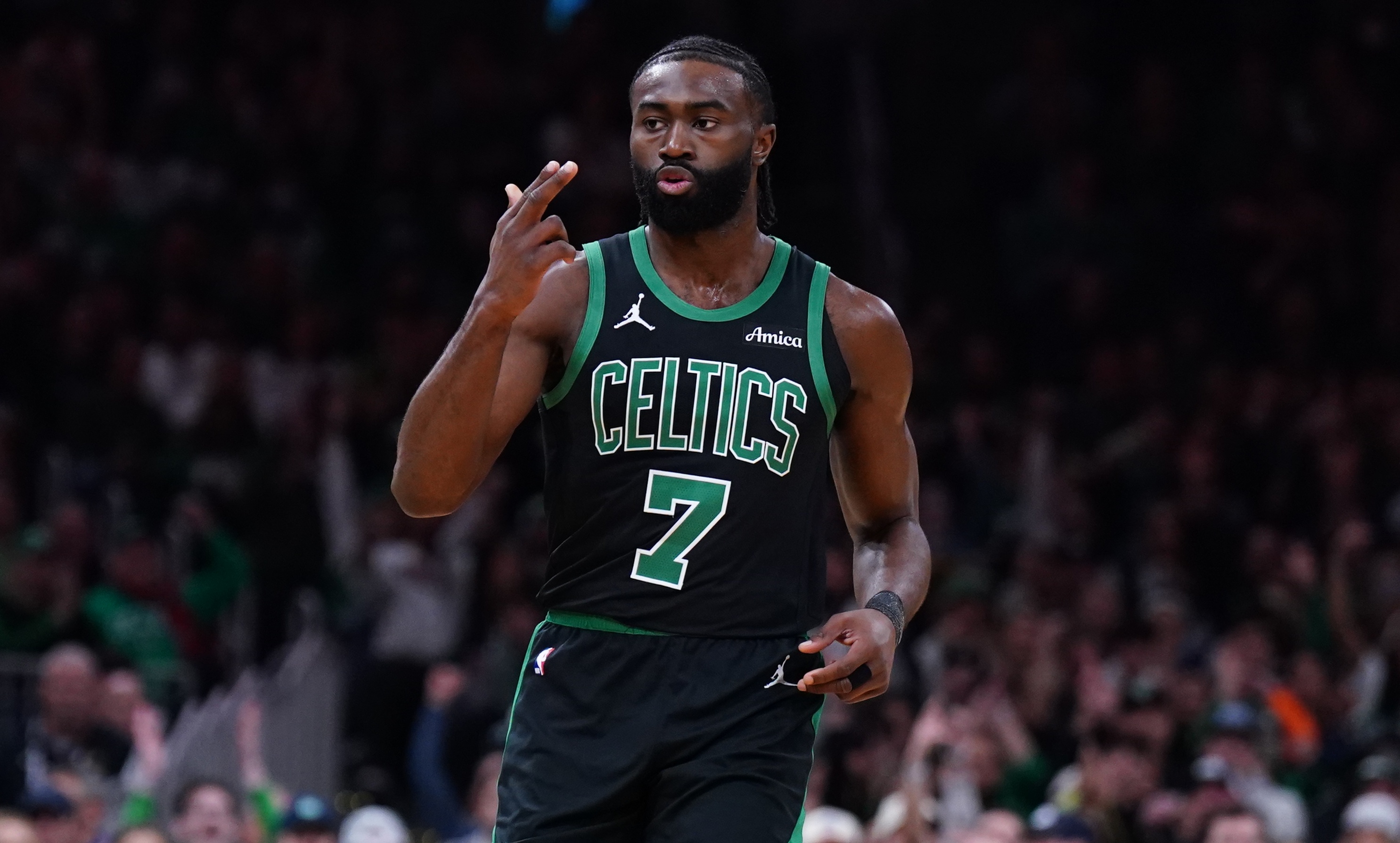  內(nèi)外開(kāi)花！杰倫-布朗半場(chǎng)12中7拿到19分 三分4中3