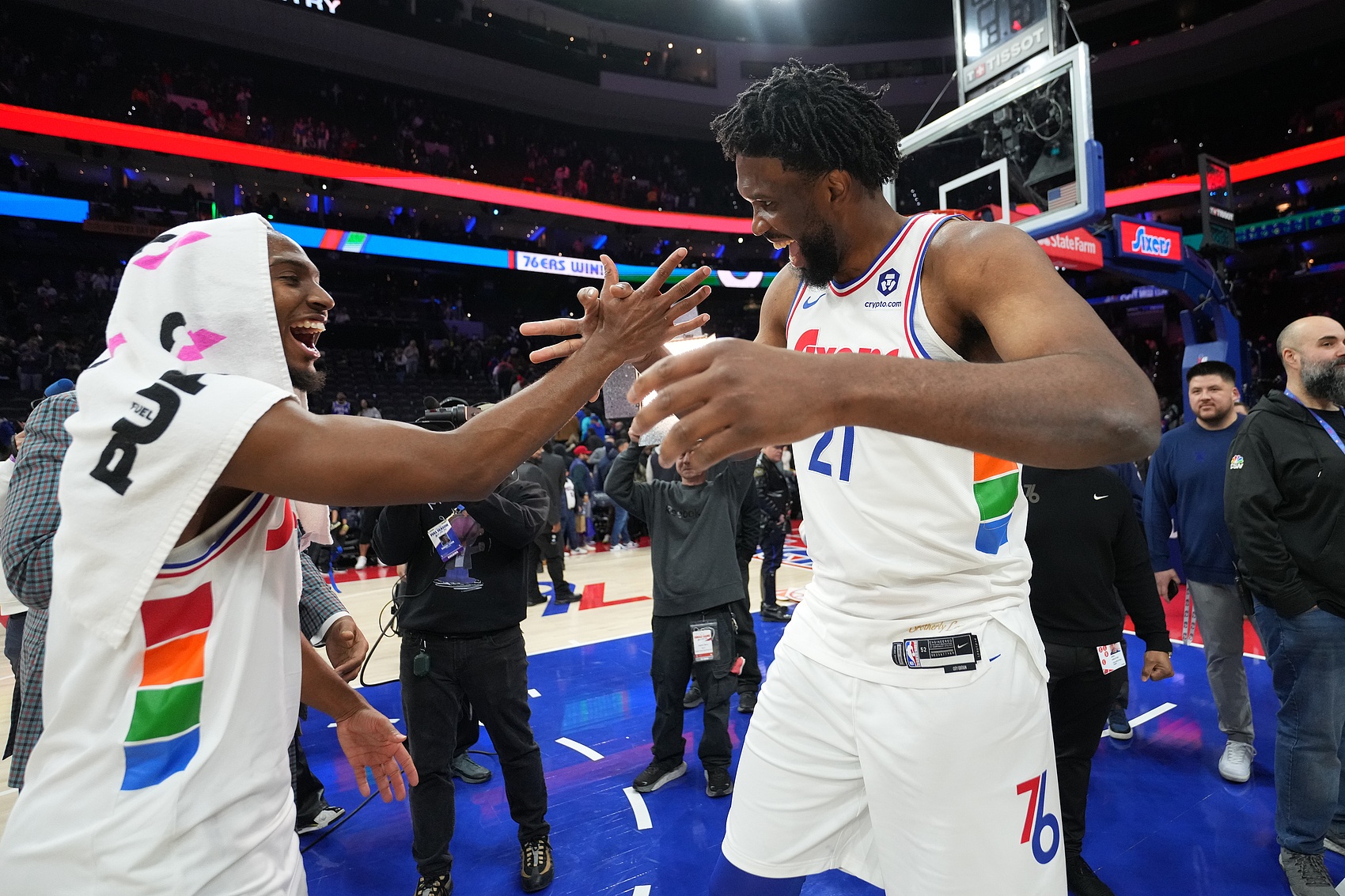  齊發(fā)力！半場馬克西17中11砍26分 恩比德10中6拿24分8板