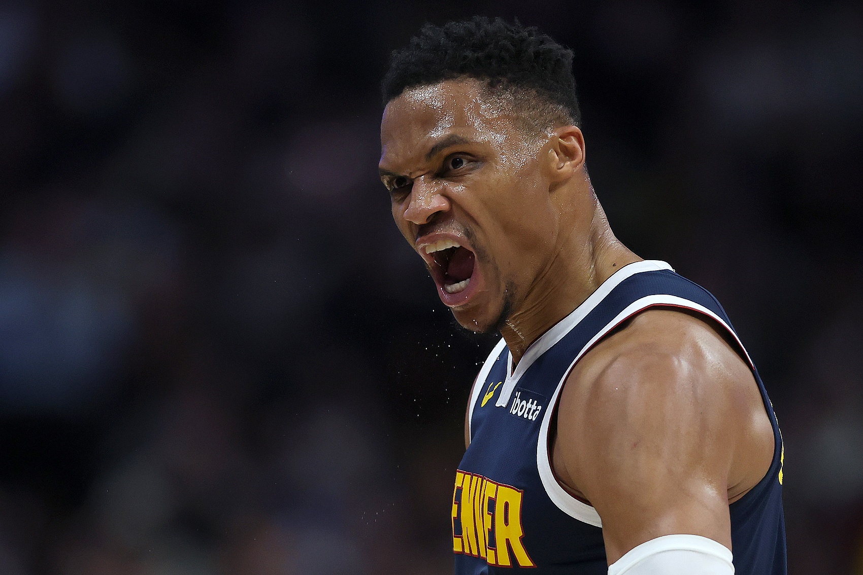  充滿激情！威少戰(zhàn)舊主半場11投3中得到9分6助2斷3失誤 正負(fù)值-7