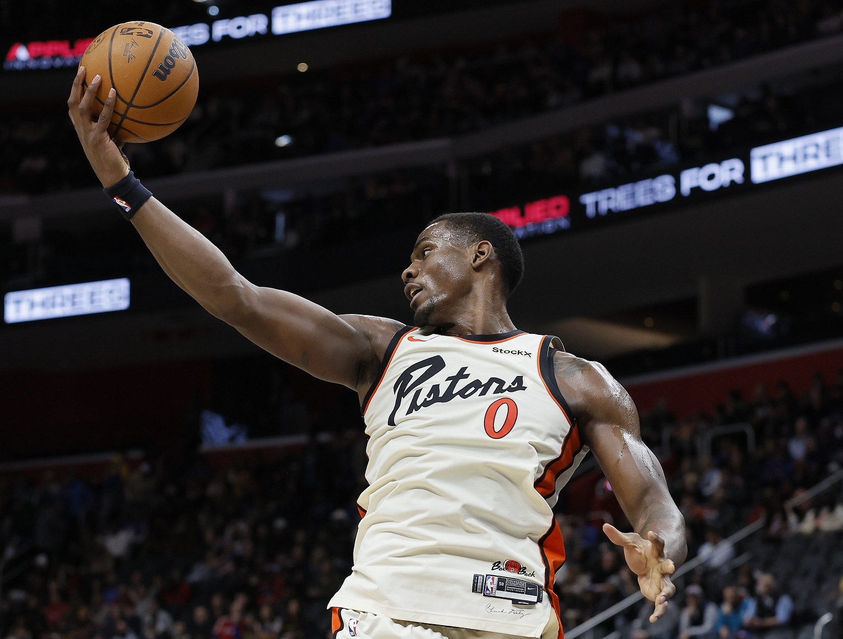  高效全能！杜倫7中5拿到13分13板7助 正負(fù)值+26全場(chǎng)最高