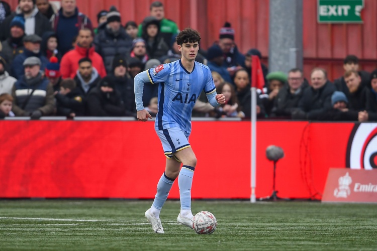  18歲后衛(wèi)阿奇-格雷此前連續(xù)17場為熱刺首發(fā)，今天對曼聯(lián)替補(bǔ)待命