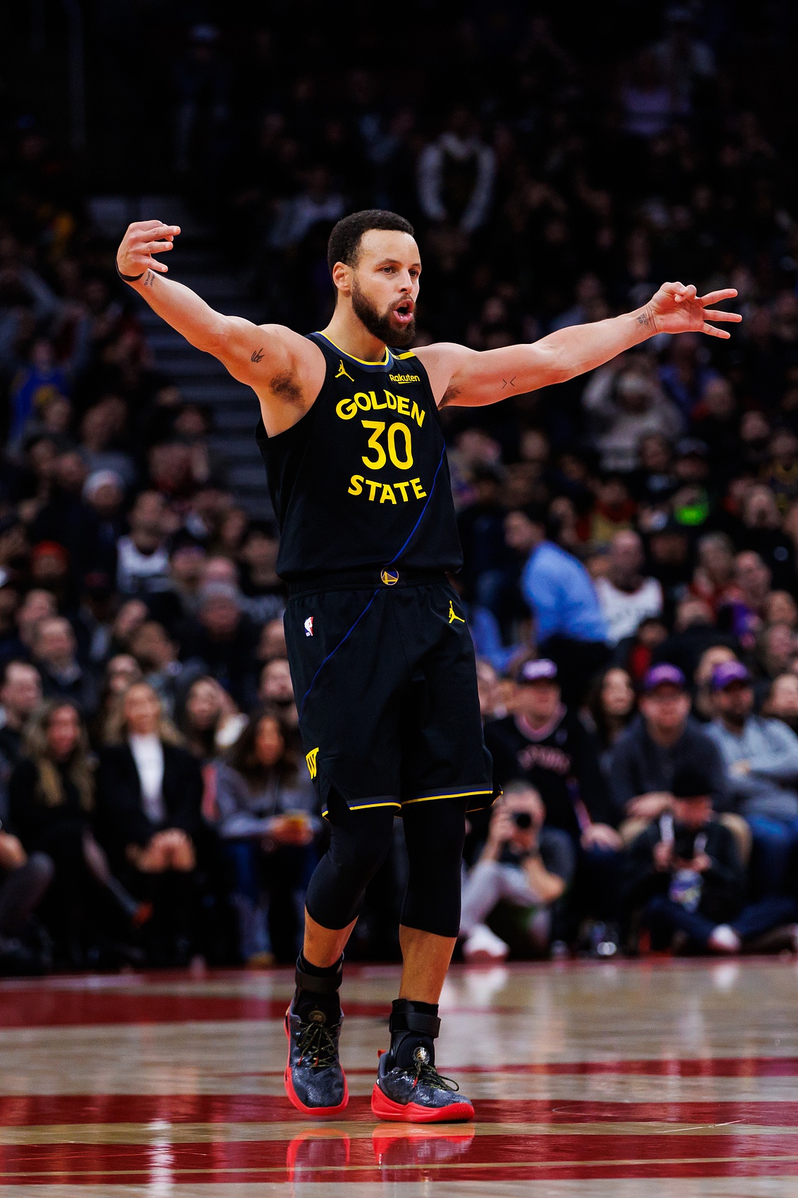  三分之神！庫里連續(xù)在4座城市單場命中至少6記三分 歷史首人