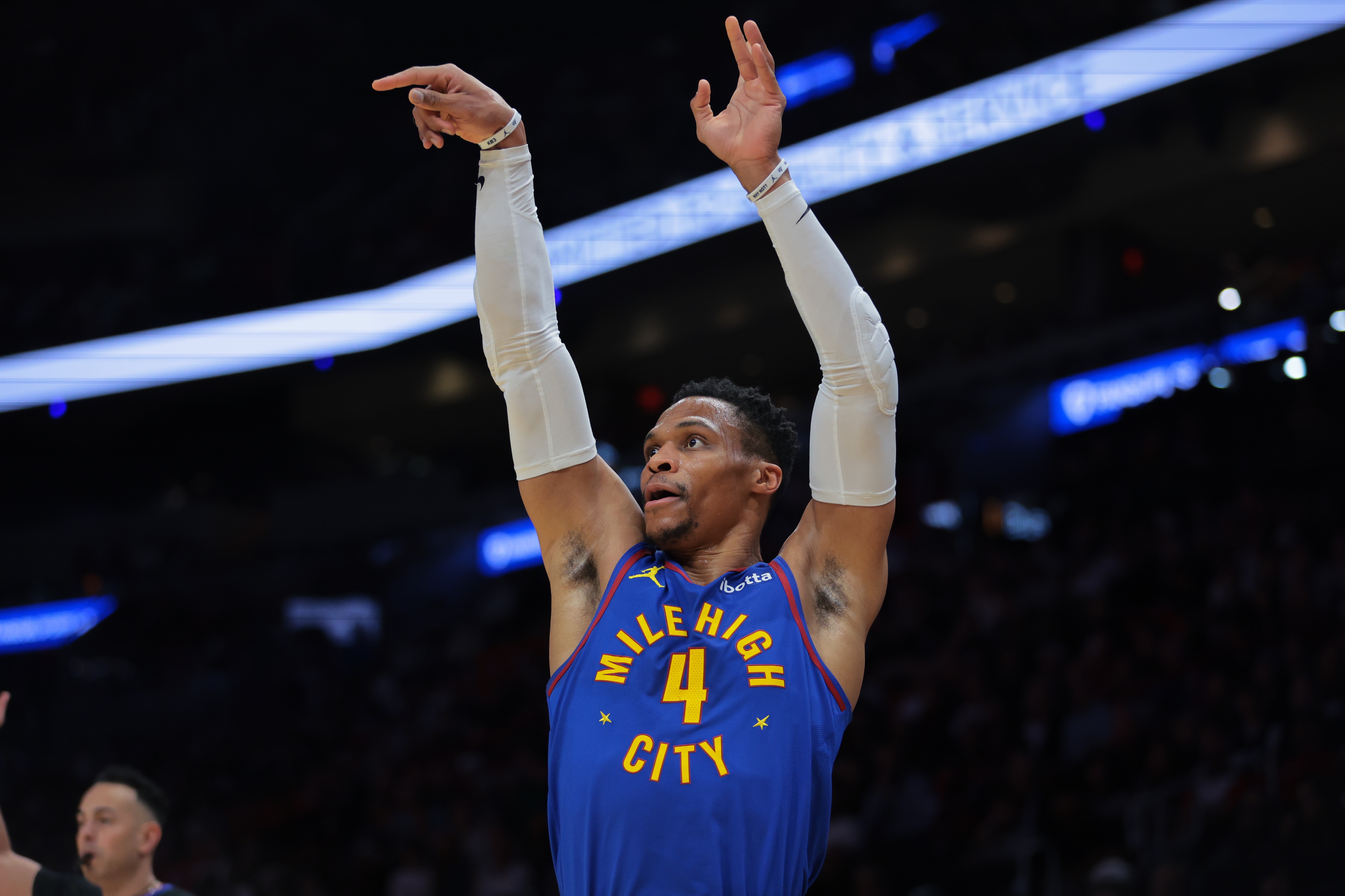  真來(lái)勁！威少上半場(chǎng)11投6中&三分3中3 攻下15分1板5助