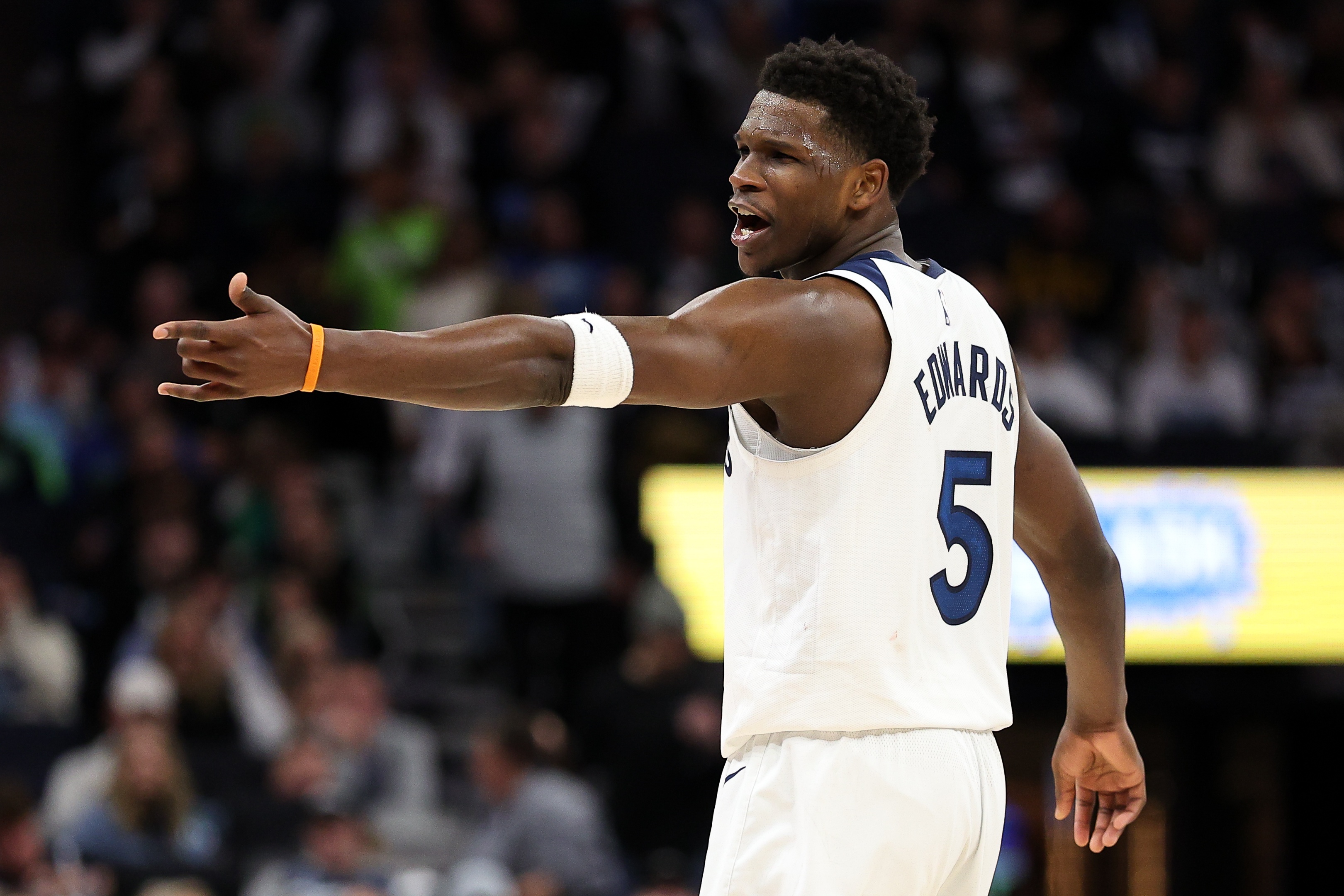  殺傷力十足！愛(ài)德華茲打滿首節(jié)6中4獨(dú)得18分 罰球8中8超火箭全隊(duì)