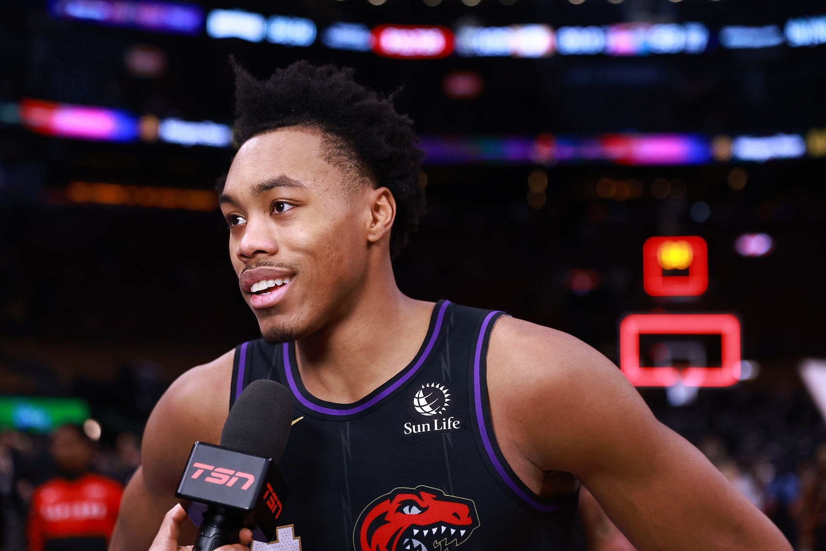  多點(diǎn)開(kāi)花！猛龍打出團(tuán)隊(duì)進(jìn)攻 全隊(duì)共6人得分上雙