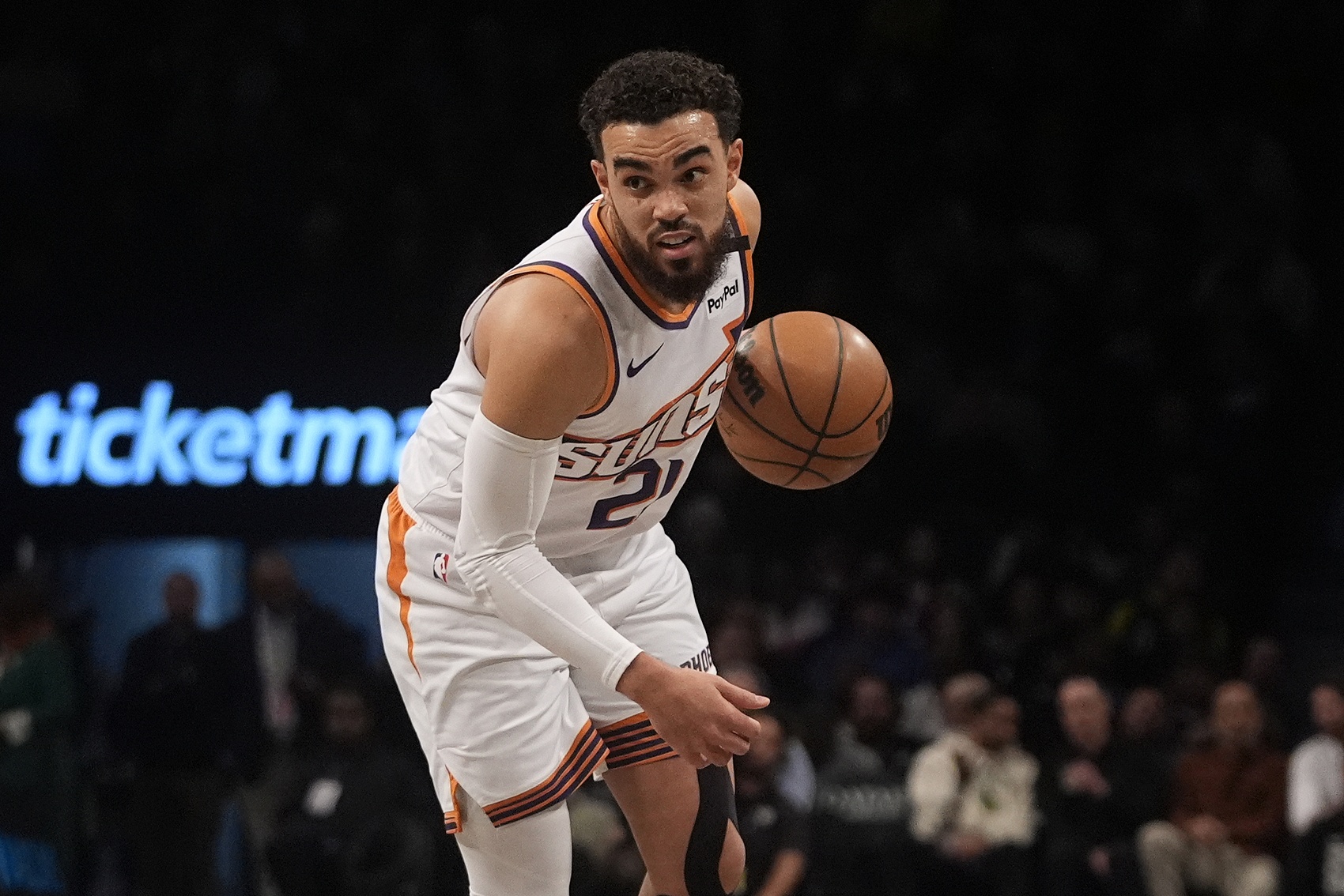  傳射俱佳！泰厄斯-瓊斯半場三分4中4拿到12分4板7助 正負值+14