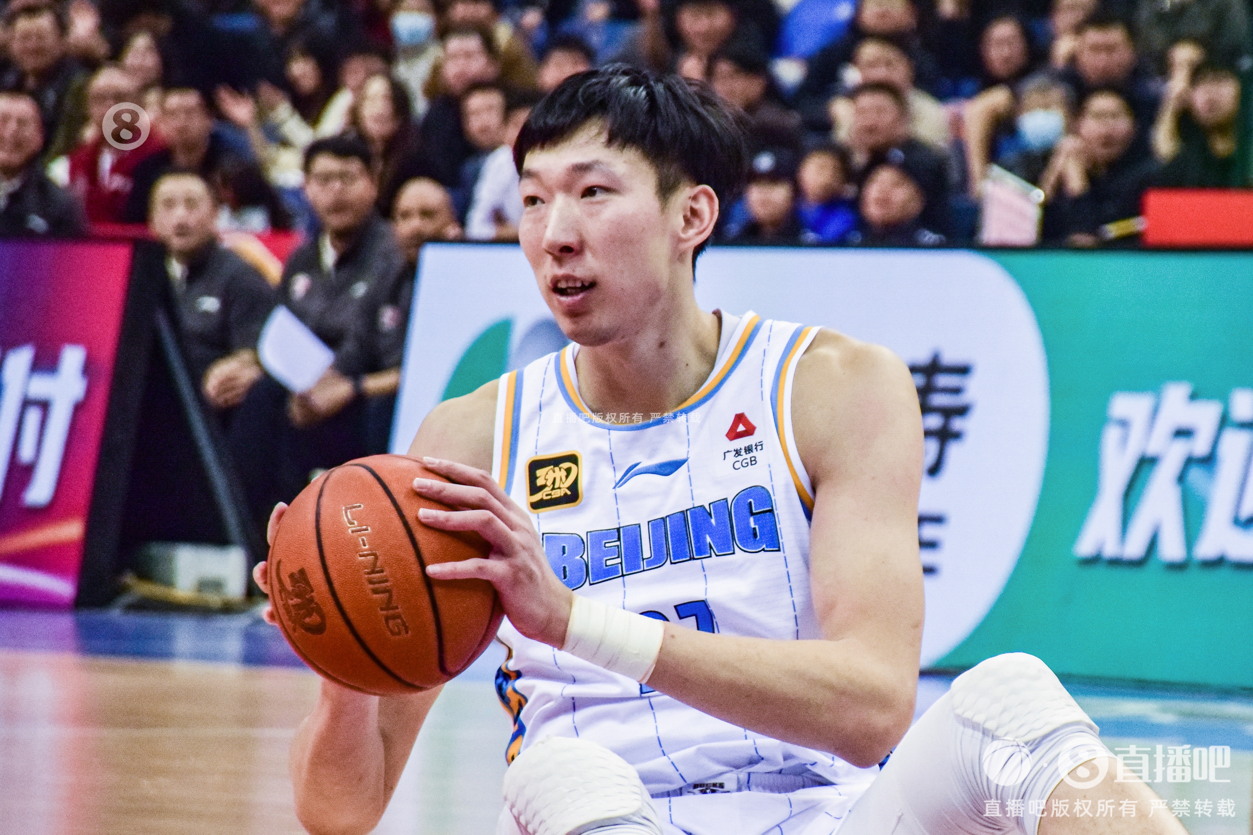  定海神針！周琦內(nèi)線攻防在線 半場(chǎng)6中5貢獻(xiàn)12分6籃板2蓋帽