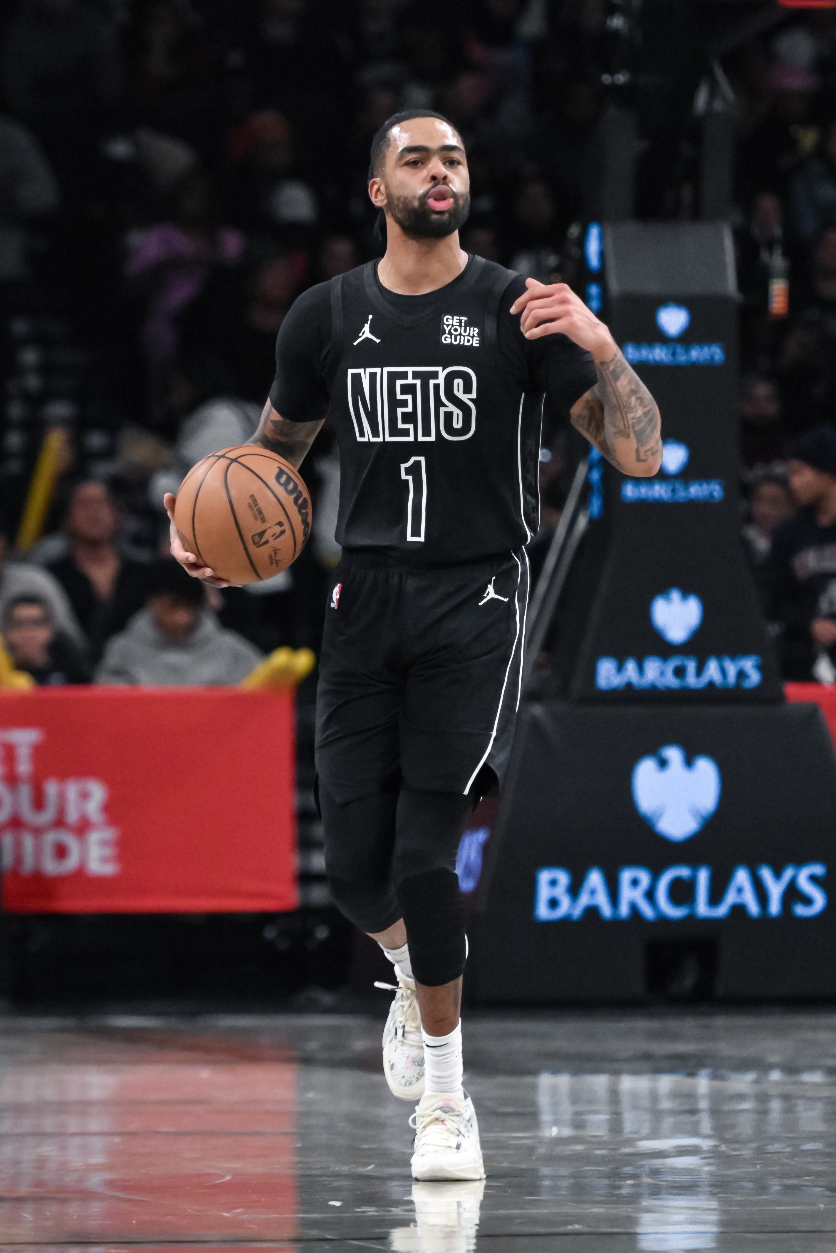  還行！拉塞爾9中2得8分3板7助2斷1帽 最后90秒命中三分挺關(guān)鍵