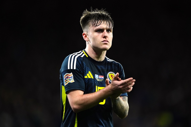  本賽季英冠3球7助，鏡報：埃弗頓有意利物浦19歲外租小將本-多克