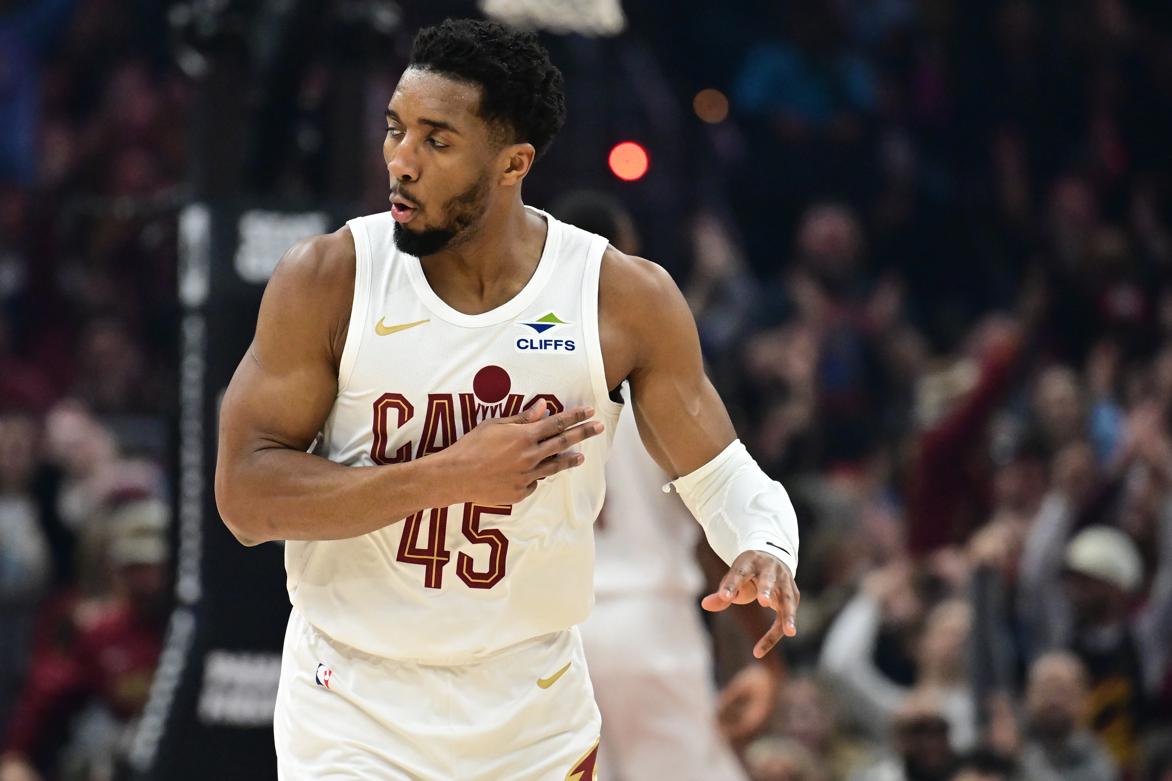  外線大核！米切爾26中12得33分5助2斷 第二節(jié)有獨(dú)得15分驚艷發(fā)揮